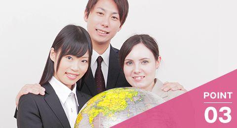 地球儀を持つ男女と外国人女性